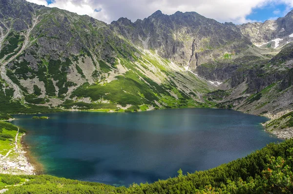 Όμορφο τοπίο της λίμνης στο βουνό. High Tatras. Πολωνία — Φωτογραφία Αρχείου