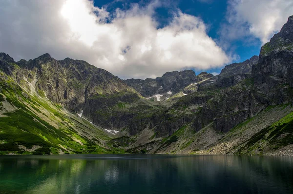 Όμορφο τοπίο της λίμνης στο βουνό. High Tatras. Πολωνία — Φωτογραφία Αρχείου