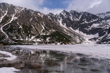 Bahar Tatra Dağları'nda dağ gölü