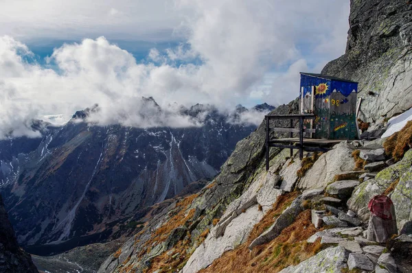 Görünür tuvalet ile yüksek Tatras manzara. Slovakya