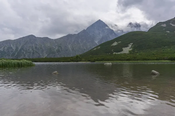 Hermoso paisaje de lago de montaña. Tatry. Países Bajos — Foto de Stock