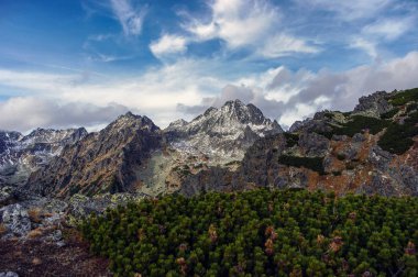 Büyük dağ zirveleri sonbahar manzara içinde. Yüksek Tatra Dağları. 