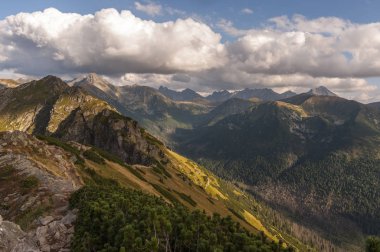 Öğleden sonra dağların muhteşem sonbahar görünümü. Tatry
