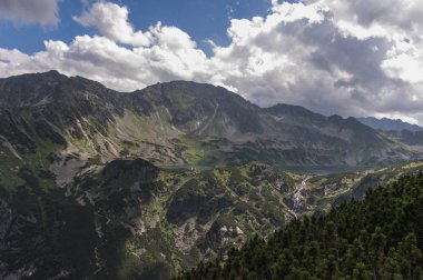Bulutların altında yaz Dağları Panoraması. Yüksek Tatras.
