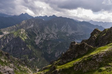 Büyük dağ zirveleri yaz manzara içinde. Tatra Dağları