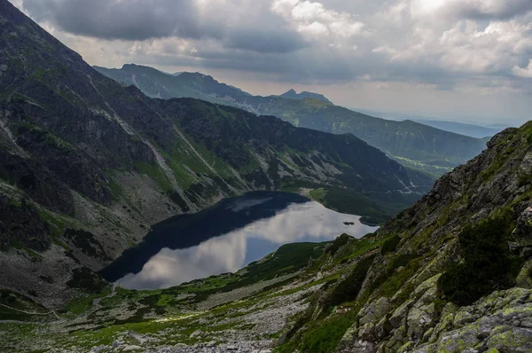 山の湖の美しい風景です。高タトラ山脈。ポーランド — ストック写真