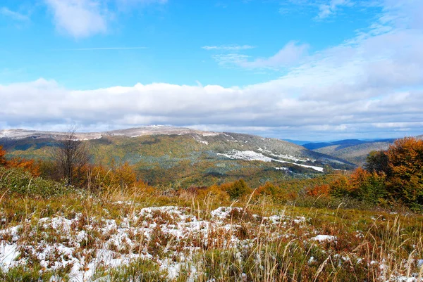 全景深山秋色。Bieszczady。波兰 — 图库照片