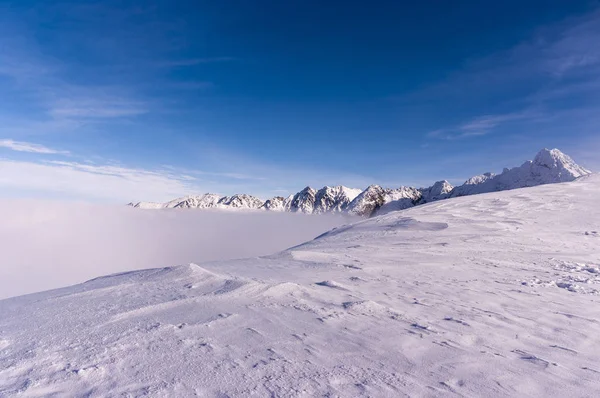 Hermoso paisaje de invierno Montañas Tatra durante la inversión — Foto de Stock