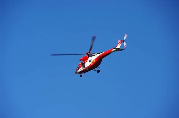 Tatra gebergte, Polen, augustus 8, 2012. Helikopter Topr HZS in de Hoge Tatra — Stockfoto