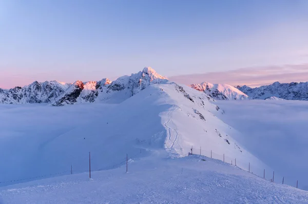 Büyük dağ zirveleri günbatımı ve inversiyon.