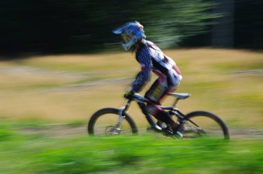 Zawoja, Polonya - 17 Ağustos 2013. Yokuş aşağı. Bilinmeyen bisikletçi hızlı bisiklet sürme.