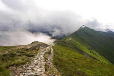 Ridge bulutlar. Batı Tatra Dağları.