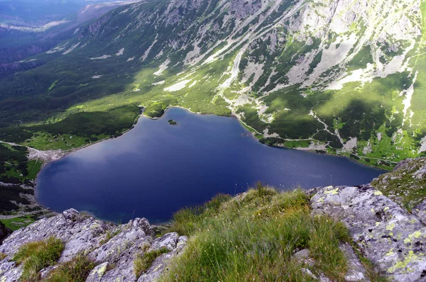 Όμορφο τοπίο της λίμνης στο βουνό. High Tatras. Πολωνία. — Φωτογραφία Αρχείου