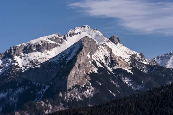 Hermoso paisaje invernal de los grandes picos nevados de las montañas — Foto de Stock