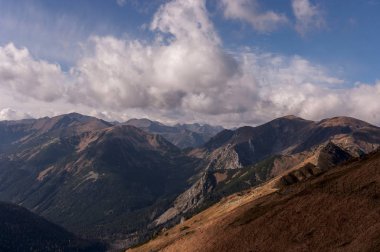 Bulutların altında sonbahar Dağları Panoraması