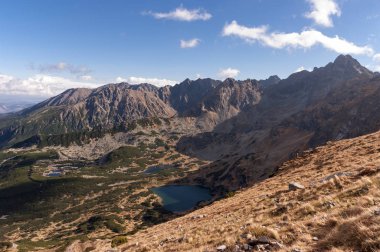 Büyük dağ zirveleri sonbahar manzara içinde. Tatra Dağları