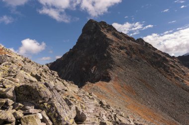 Swinica Zirvesi'nin görünümü. Yüksek Tatras.