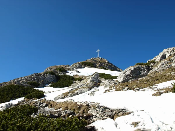 Wiosna w Tatrach. Widok na Giewont. — Zdjęcie stockowe