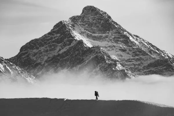 Büyük büyük dağ tepe kış peyzaj