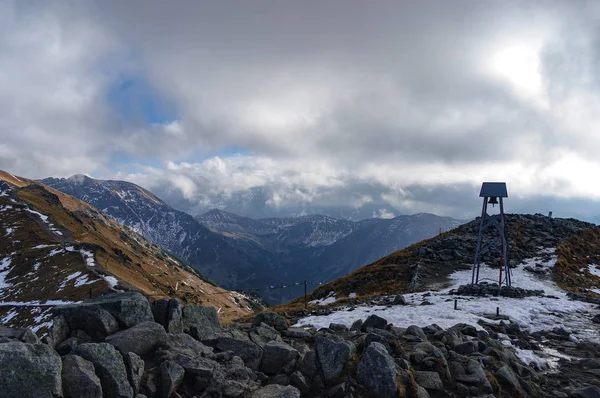 Herbstliche Berglandschaft bei starkem Wind — Stockfoto