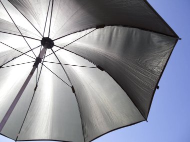 Gökyüzü güneş şemsiyesi