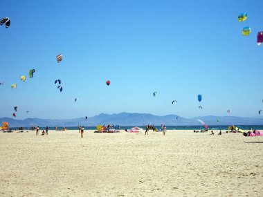 Kitesurfers Tarifa güzel plaj üzerinde. İspanya