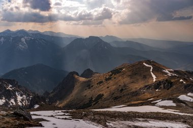 Bahar bakış bulutlar altında dağların