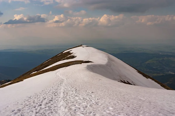 Bir dağ sırtı bahar tepe üzerinde son kar. Wes — Stok fotoğraf