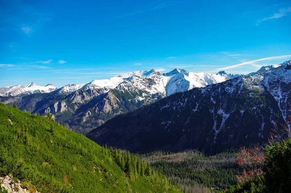 Sonbahar manzara büyük zirveleri karla kaplı. Tatry. — Stok fotoğraf