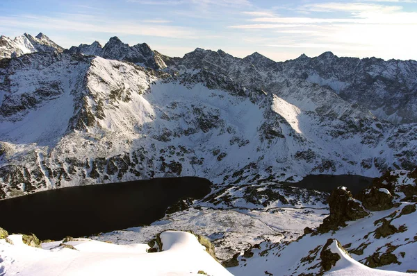 Büyük dağ zirveleri karla kaplı. Tatry. — Stok fotoğraf