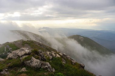Düşük asılı bulutlar dağlar yukarıda. Batı Tatras.