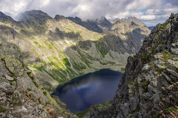 Όμορφο τοπίο της λίμνης στο βουνό. High Tatras. Σλοβακία. — Φωτογραφία Αρχείου