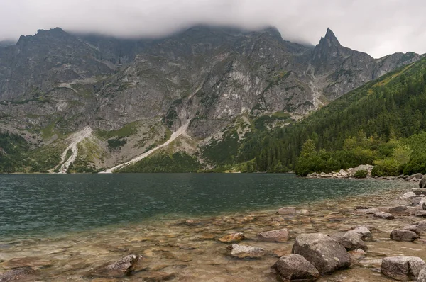 Όμορφο τοπίο της λίμνης στο βουνό. High Tatras. Πολωνία — Φωτογραφία Αρχείου