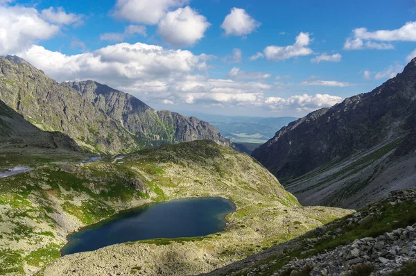 Όμορφο τοπίο μιας ορεινής κοιλάδας για τη Σλοβακία. Υψηλή T — Φωτογραφία Αρχείου