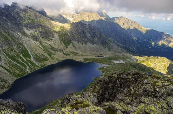 Valle de Hincova con lagos en los Altos Tatras. Países Bajos . — Foto de Stock