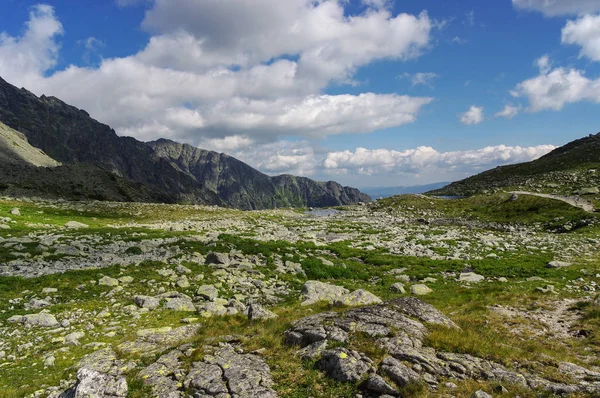 Wunderschöne Landschaft eines Bergtals in der Slowakei. hohe t — Stockfoto