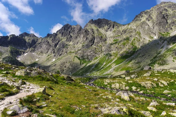 Große Berggipfel über dem Tal. Hohe Tatra. Slowakei — Stockfoto