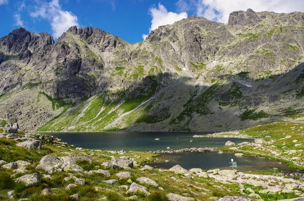 Μεγάλη βουνοκορφές πάνω από τη λίμνη στο High Tatras. Σλοβακία — Φωτογραφία Αρχείου