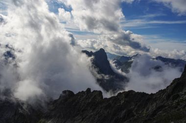 Büyük bulutlar dağ zirveleri üzerinde. Tatry.
