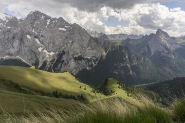 Güzel sahne büyük Dağ doruklarına. Dolomites. İtalya.