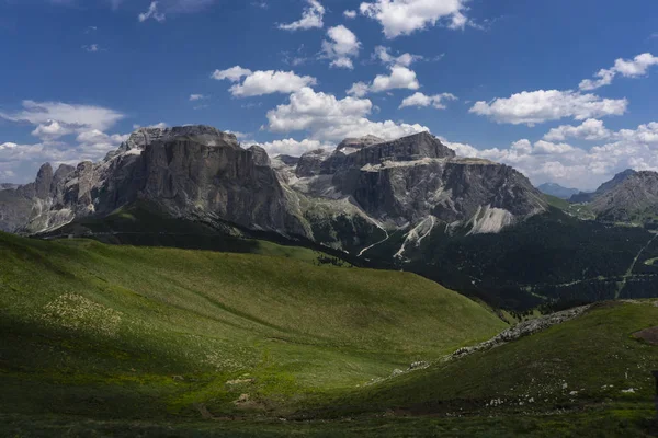 偉大な山の峰の美しい風景です。ドロミテ。イタリア. — ストック写真