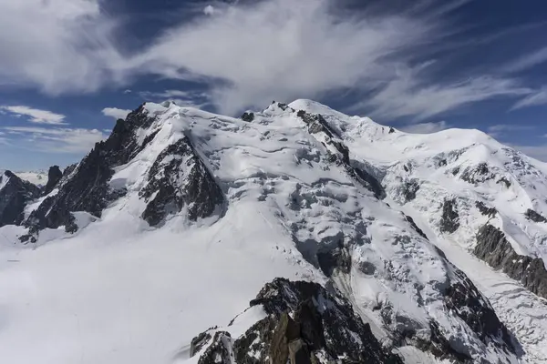 Vista del Mont Blanc en un hermoso día soleado. Alpes . — Foto de Stock