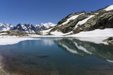 Göl Lac Blanc Mont Blanc massif arka plan üzerinde. Alpler.