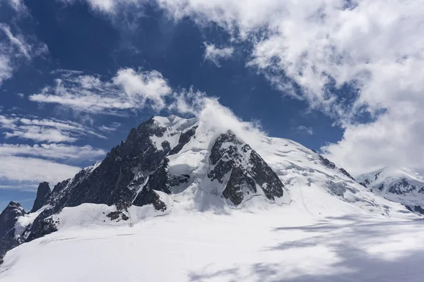 Utsikt över Mont Blanc på en vacker solig dag. Alperna. — Stockfoto