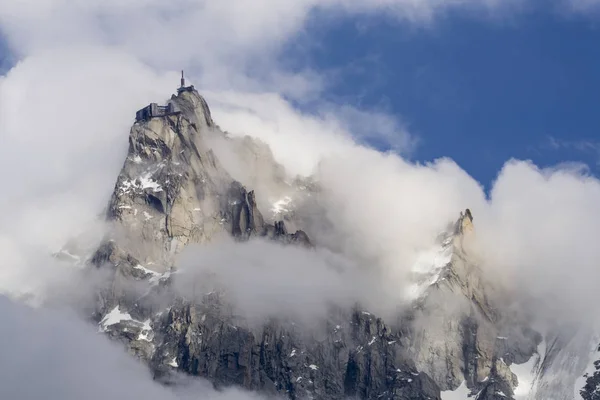 Aiguille du Midi entre las nubes — Foto de Stock