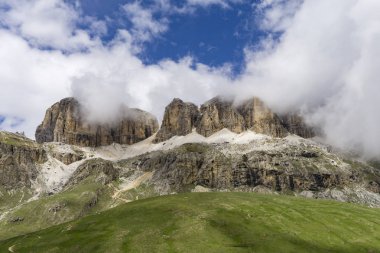 Sella grup bulutlar. Dolomites. İtalya.