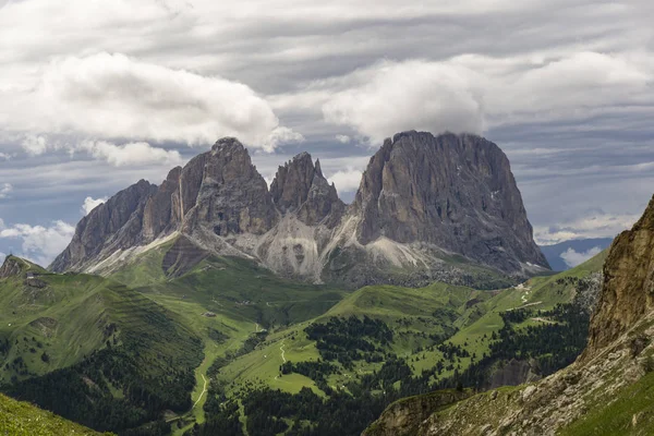 Nádherné letní pohled Sassolungo. Dolomity. Itálie. — Stock fotografie