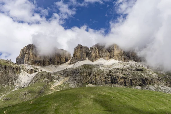 Sella group v oblacích. Dolomity. Itálie. — Stock fotografie