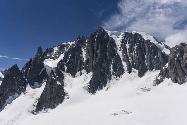 Hermoso paisaje de los grandes picos de montaña en el Mont Blanc —  Fotos de Stock