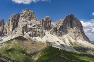 Sassolungo harika yaz manzarası. Dolomites. İtalya.